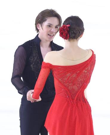 演技を終え、本田真凜と手を取り合う宇野昌磨（奥）＝撮影・石井剣太郎