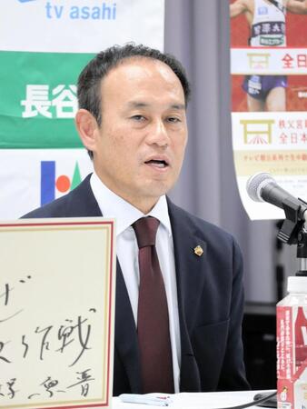 全日本大学駅伝の前日監督会見に出席した早大・花田監督