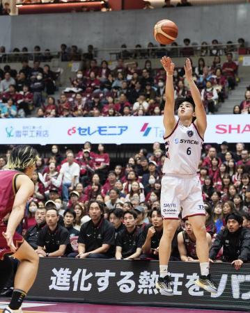 　川崎戦でシュートを放つ横浜ＢＣの新井＝東急ドレッセとどろきアリーナ