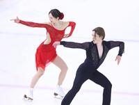 演技する本田真凜、宇野昌磨組＝ＡＬＳＯＫぐんまアイスアリーナ（撮影・石井剣太郎）