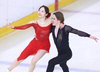 演技する本田真凜、宇野昌磨組＝ＡＬＳＯＫぐんまアイスアリーナ（撮影・石井剣太郎）