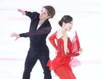 演技する本田真凜、宇野昌磨組（撮影・石井剣太郎）