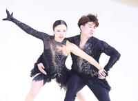 演技する吉田唄菜、森田真沙也組（撮影・石井剣太郎）