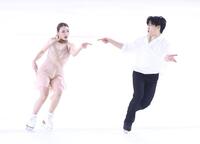 演技する紀平梨花、西山真瑚組（撮影・石井剣太郎）