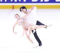 演技する紀平梨花、西山真瑚組（撮影・石井剣太郎）