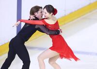 演技する本田真凜、宇野昌磨組（撮影・石井剣太郎）