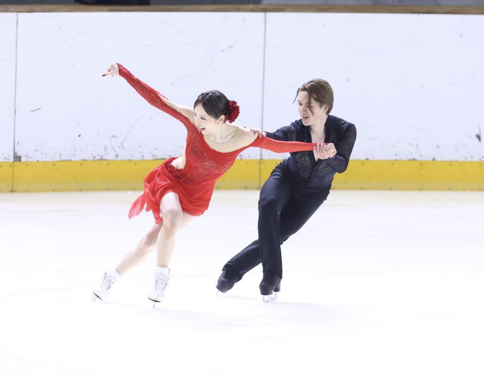演技する本田真凜、宇野昌磨組