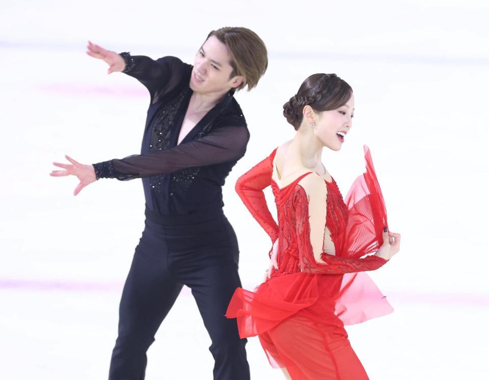 演技する本田真凜、宇野昌磨組（撮影・石井剣太郎）