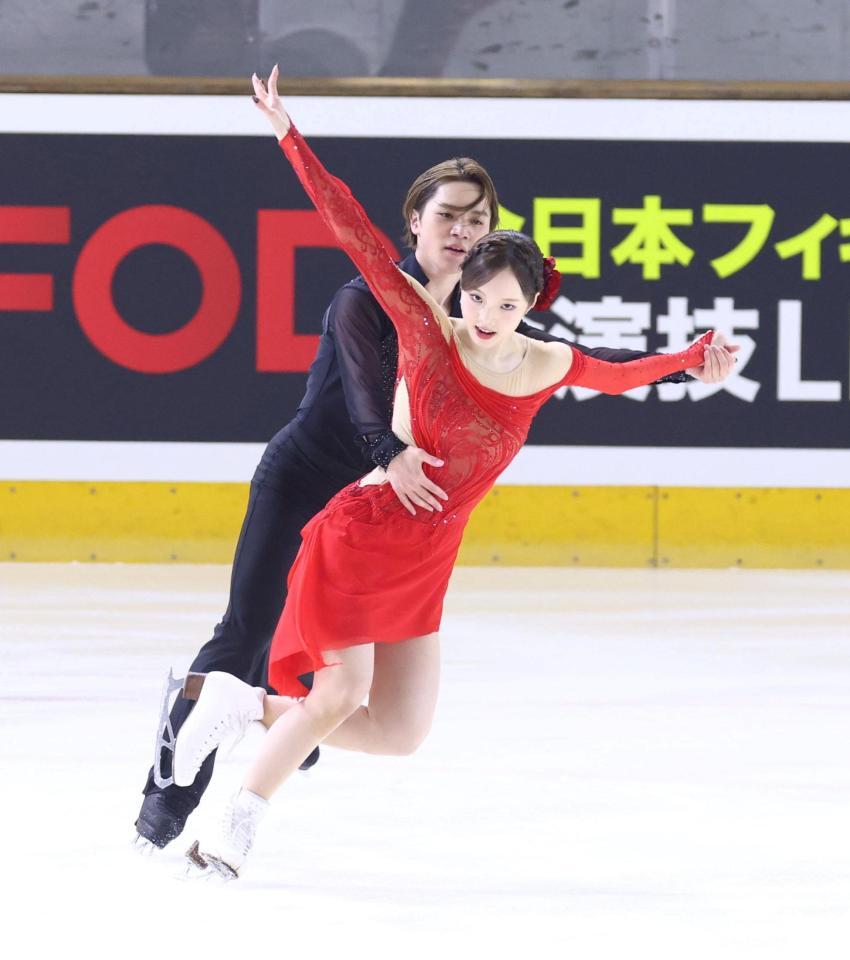 演技する本田真凜、宇野昌磨組＝ＡＬＳＯＫぐんまアイスアリーナ（撮影・石井剣太郎）