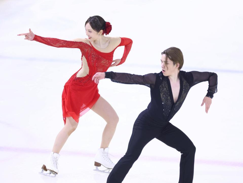 演技する本田真凜、宇野昌磨組＝ＡＬＳＯＫぐんまアイスアリーナ（撮影・石井剣太郎）