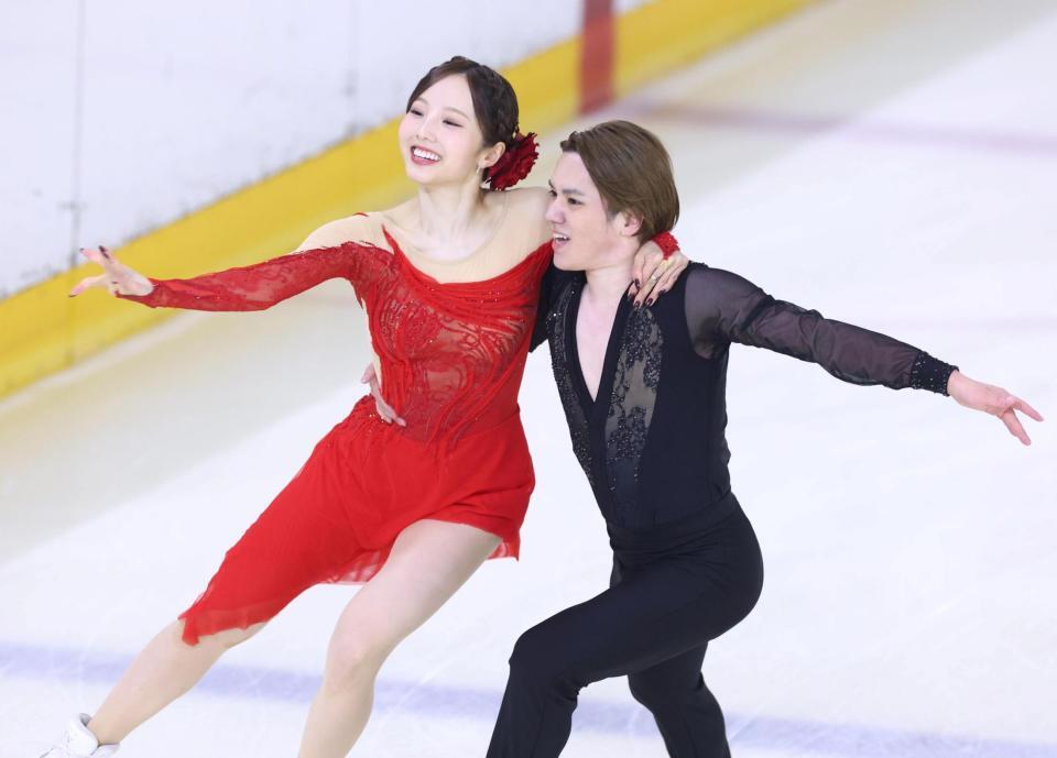 演技する本田真凜、宇野昌磨組＝ＡＬＳＯＫぐんまアイスアリーナ（撮影・石井剣太郎）