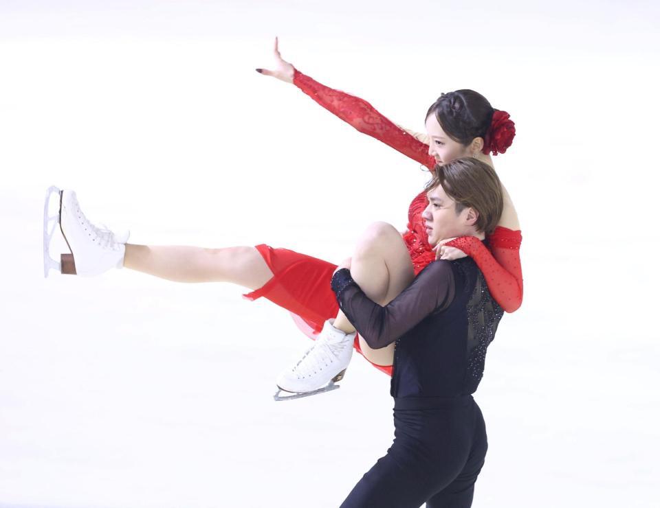 演技する本田真凜、宇野昌磨組（撮影・石井剣太郎）