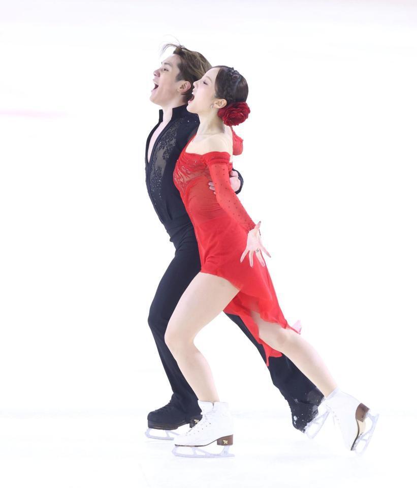 演技する本田真凜、宇野昌磨組（撮影・石井剣太郎）