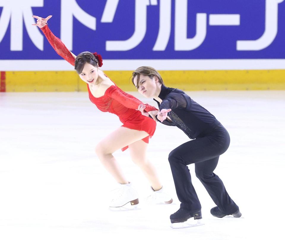 演技する本田真凜、宇野昌磨組（撮影・石井剣太郎）