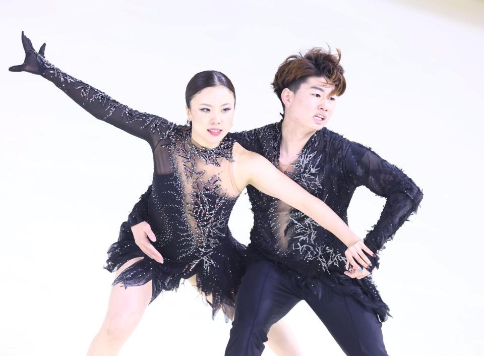 演技する吉田唄菜、森田真沙也組（撮影・石井剣太郎）