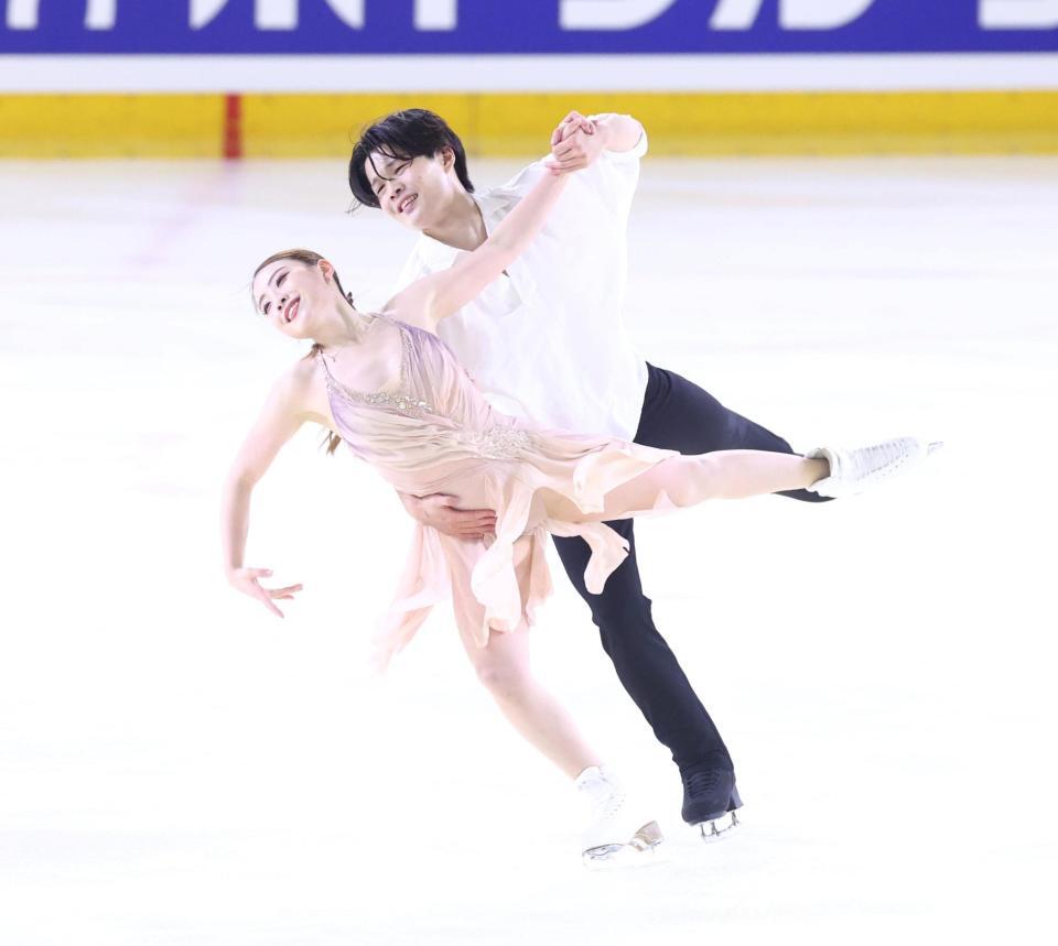 演技する紀平梨花、西山真瑚組（撮影・石井剣太郎）