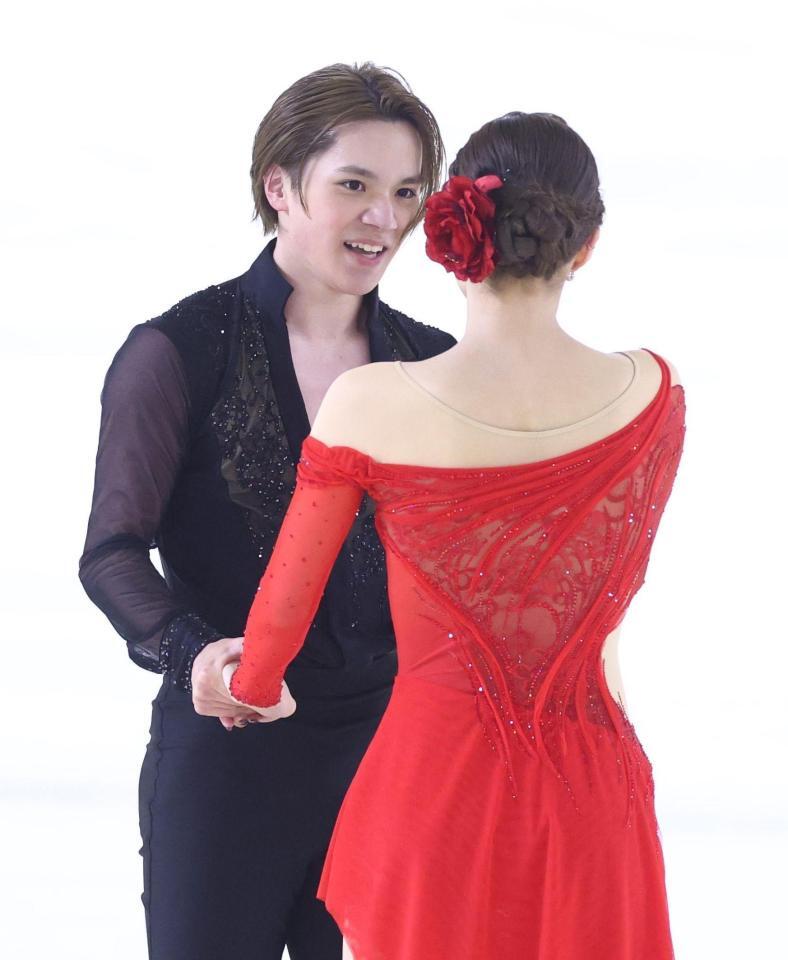 演技を終え、本田真凜と手を取り合う宇野昌磨（奥）＝撮影・石井剣太郎