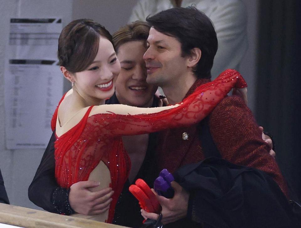 演技を終え、関係者と抱き合う本田真凜（左端）と宇野昌磨（中央）＝撮影・石井剣太郎