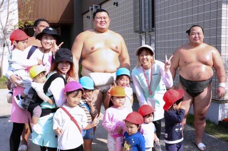 　保育園児らと記念撮影に応じる大の里（中央）