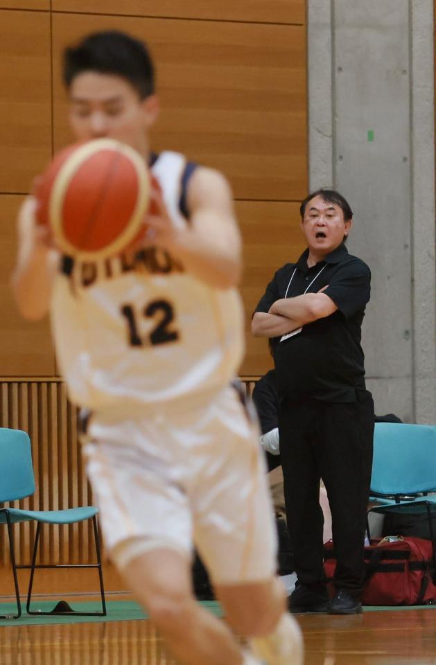 声を張り上げて選手を鼓舞する追院大・小野久雄監督＝東和製薬ＲＡＣＴＡＢドーム（撮影・石湯恒介）