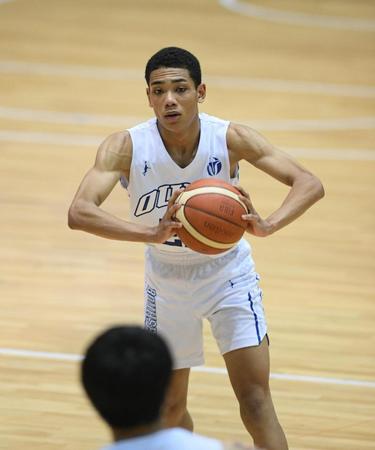 パスを出す大体大・リヴァース怜央＝おおきにアリーナ舞洲（撮影・石井剣太郎）
