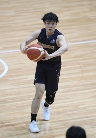 パスを出す広島大・三村力斗＝おおきにアリーナ舞洲（撮影・石井剣太郎）
