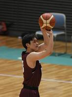 シュートを放つ立命館対ＡＩＴ＝おおきにアリーナ舞洲（撮影・石井剣太郎）