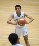 パスを出す大体大・リヴァース怜央＝おおきにアリーナ舞洲（撮影・石井剣太郎）