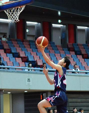 シュートを放つ武庫川女大・高橋＝丸善インテックアリーナ（撮影・和田康志）