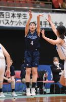 第１Ｑ、シュートを決める学泉大・森美月＝エディオンアリーナ大阪（撮影・石井剣太郎）