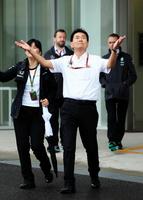 両手を広げ降り止んだ雨を確かめるＦ１プロジェクト総責任者の新井康久氏＝鈴鹿サーキット（撮影・神子素慎一）