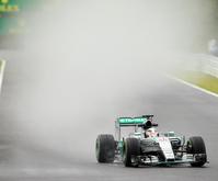 水煙を上げ１３０Ｒに飛び込むメルセデスのルイス・ハミルトン＝鈴鹿サーキット（撮影・神子素慎一）