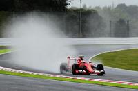 水しぶきを上げ疾走するフェラーリのキミ・ライコネン＝鈴鹿サーキット（撮影・神子素慎一）