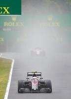 水煙を上げフリー走行に臨むマクラーレン・ホンダのジェンソン・バトン＝鈴鹿サーキット（撮影・神子素慎一）