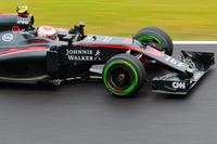 デグナーを駆け抜けるマクラーレン・ホンダのジェンソン・バトン＝鈴鹿サーキット（撮影・神子素慎一）