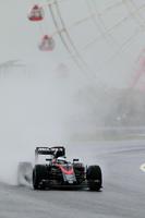 水しぶきを上げ疾走するマクラーレン・ホンダのフェルナンド・アロンソ＝鈴鹿サーキット（撮影・神子素慎一）