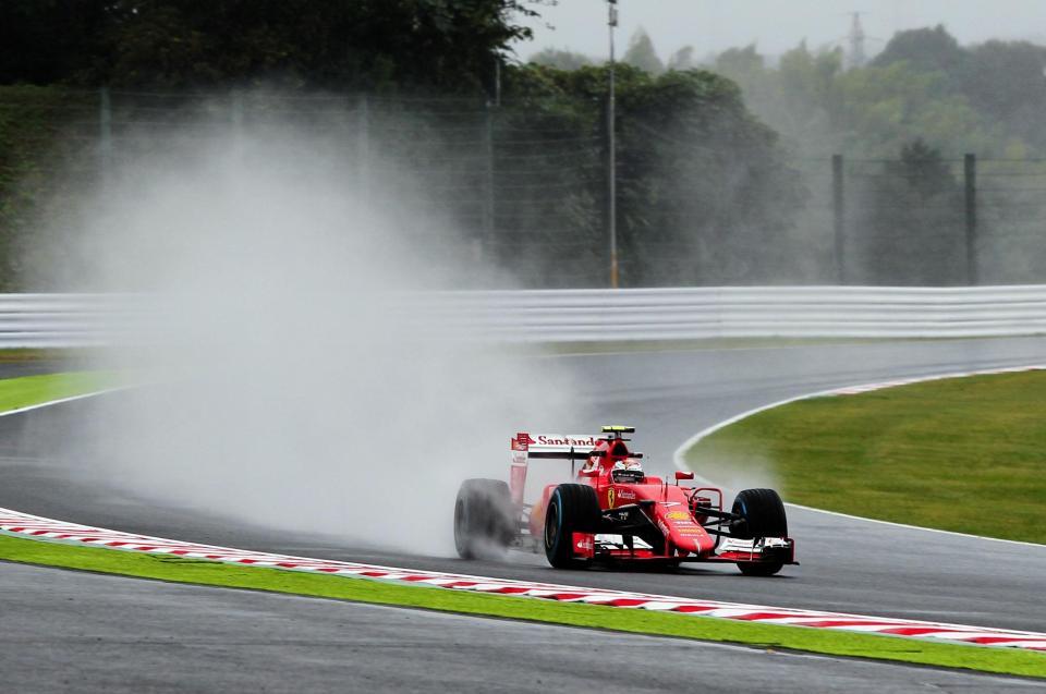 水しぶきを上げ疾走するフェラーリのキミ・ライコネン＝鈴鹿サーキット（撮影・神子素慎一）