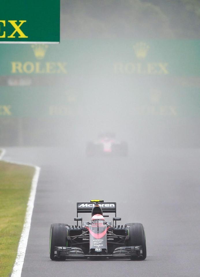 水煙を上げフリー走行に臨むマクラーレン・ホンダのジェンソン・バトン＝鈴鹿サーキット（撮影・神子素慎一）