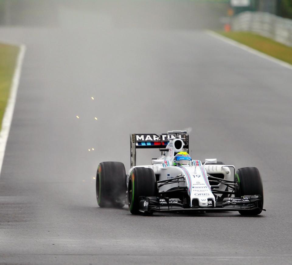 火花を散らし１３０Ｒに飛び込むウイリアムズ・メルセデスのフェリペ・マッサ＝鈴鹿サーキット（撮影・神子素慎一）