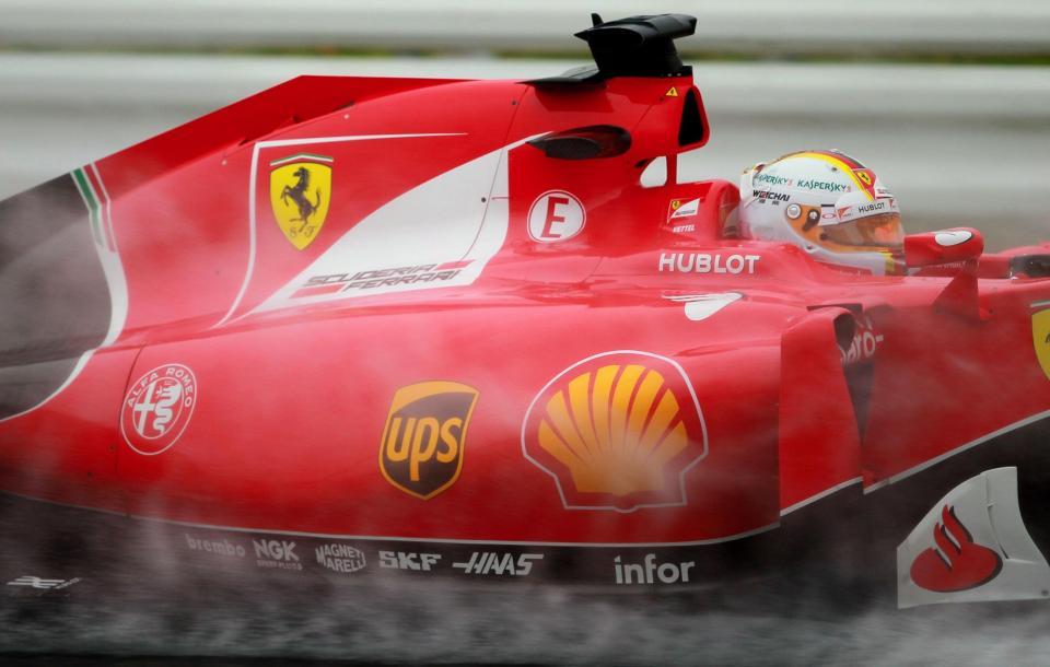 水しぶきを上げ疾走するフェラーリのセバスチャン・ベッテル＝鈴鹿サーキット（撮影・神子素慎一）