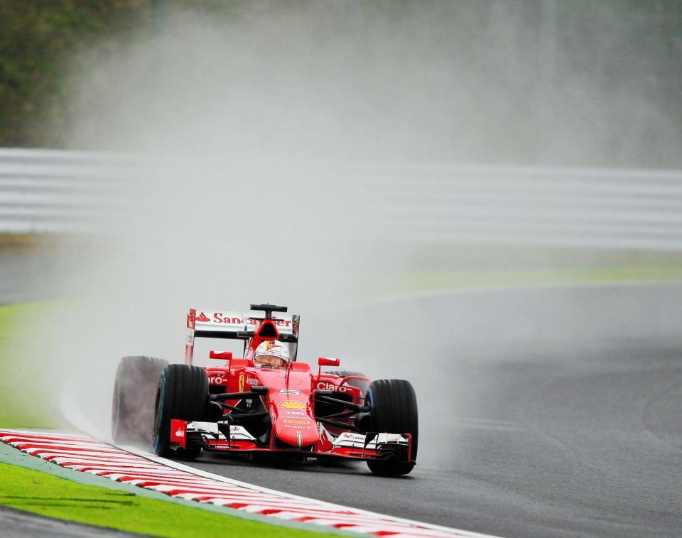 コーナーを駆け抜けるフェラーリのセバスチャン・ベッテル＝鈴鹿サーキット（撮影・神子素慎一）