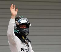 声援に手を振るメルセデスのニコ・ロズベルグ＝鈴鹿サーキット（撮影・神子素慎一）