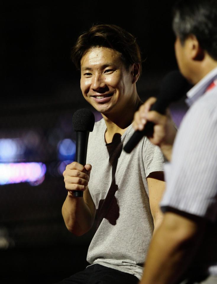 前夜祭に登場した小林可夢偉＝鈴鹿サーキット（撮影・神子素慎一）