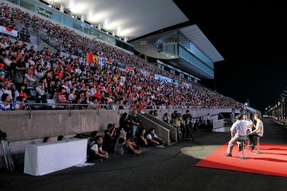 前夜祭を楽しむファンら＝鈴鹿サーキット（撮影・神子素慎一）