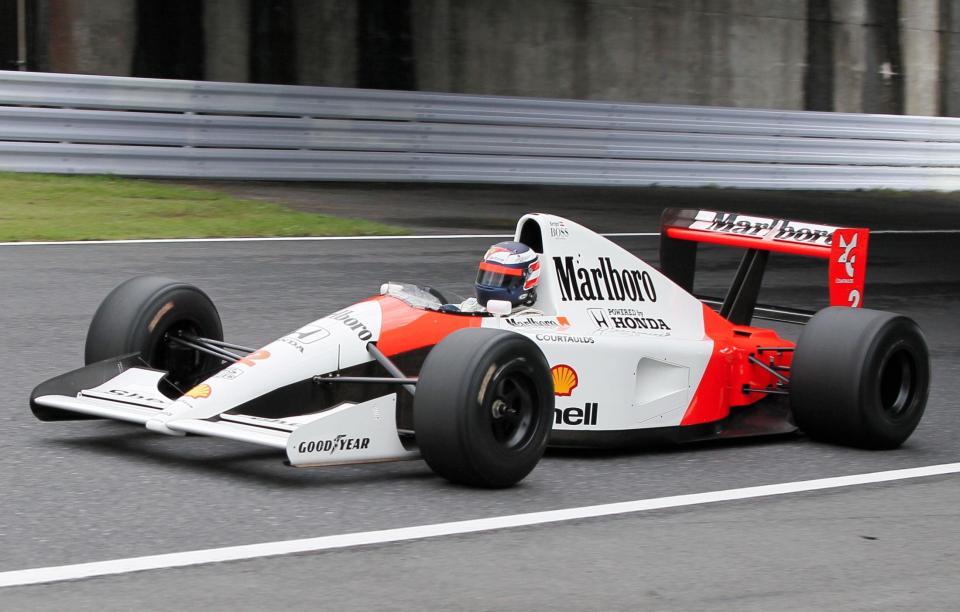 デモランでマクラーレン・ホンダＭＰ４／６に乗り往年の走りを披露するゲルハルト・ベルガー氏＝鈴鹿サーキット（撮影・神子素慎一）