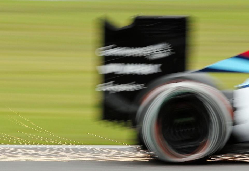リアから火花を散らしコーナーを駆け抜ける＝鈴鹿サーキット（撮影・神子素慎一）