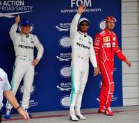 予選トップ３の（左から）メルセデスのバルテリ・ボッタス、メルセデスのルイス・ハミルトン、フェラーリのセバスチャン・ベッテル＝鈴鹿サーキット（撮影・神子素慎一）