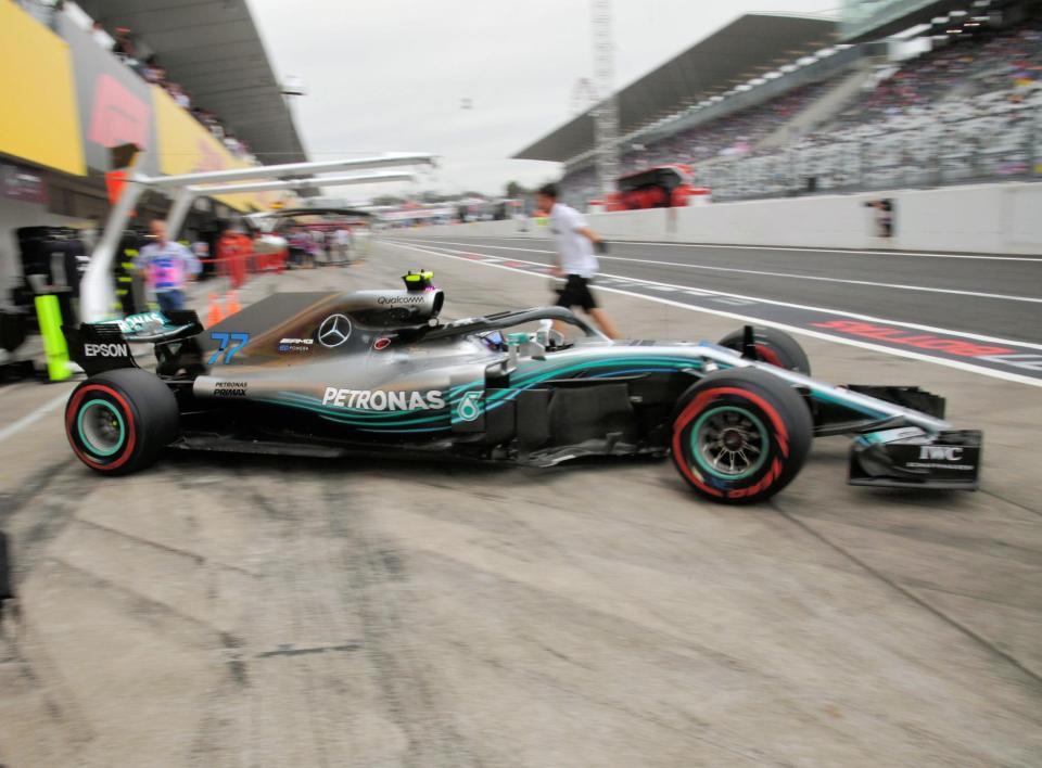 ピットを出るメルセデスのバルテリ・ボッタス＝鈴鹿サーキット（撮影・神子素慎一）