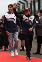 　ドライバーズパレード参加するアルファタウリの角田裕毅。左はアルファタウリのピエール・ガスリー（撮影・神子素慎一）