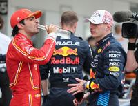 　レース後、話し込むレッドブル・ホンダＲＢＰＴのマックス・フェルスタッペン（右）とフェラーリのカルロス・サインツ（撮影・神子素慎一）